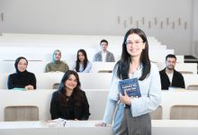 Grupo de estudantes universitários reunidos em uma sala de aula durante atividade acadêmica.