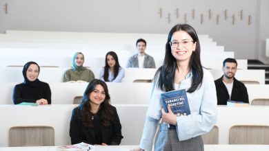 Grupo de estudantes universitários reunidos em uma sala de aula durante atividade acadêmica.