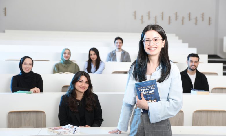 Grupo de estudantes universitários reunidos em uma sala de aula durante atividade acadêmica.