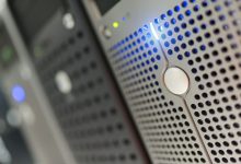 Rack de servidores moderno com luzes indicadoras azuis em um data center.