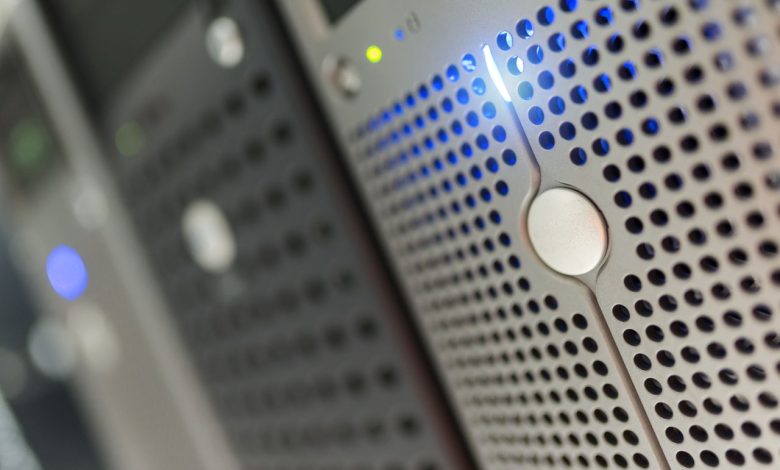 Rack de servidores moderno com luzes indicadoras azuis em um data center.