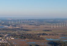 Vista aérea panorâmica de aerogeradores em Osório, no Rio Grande do Sul.