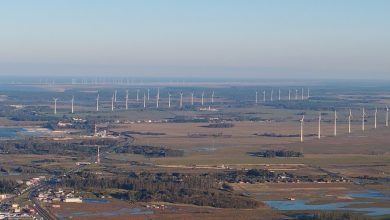 Vista aérea panorâmica de aerogeradores em Osório, no Rio Grande do Sul.