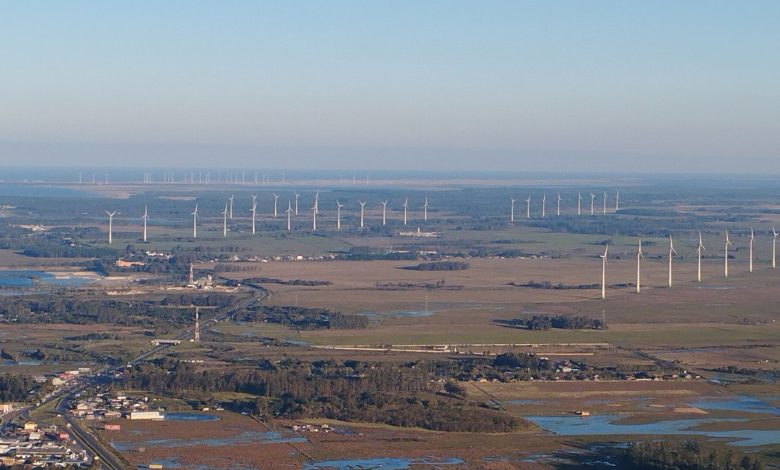 Vista aérea panorâmica de aerogeradores em Osório, no Rio Grande do Sul.